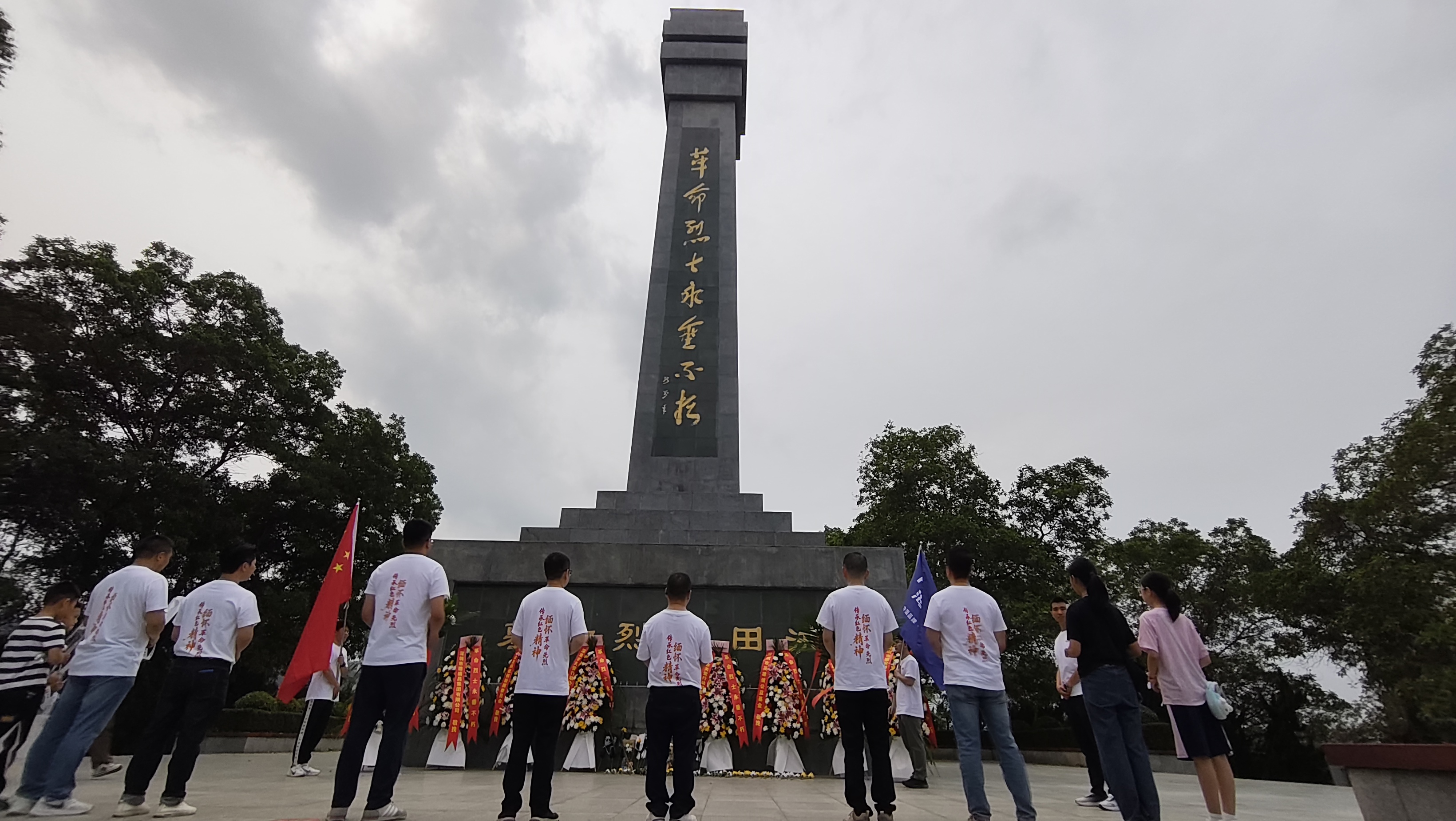 敬献鲜花 (2).jpg